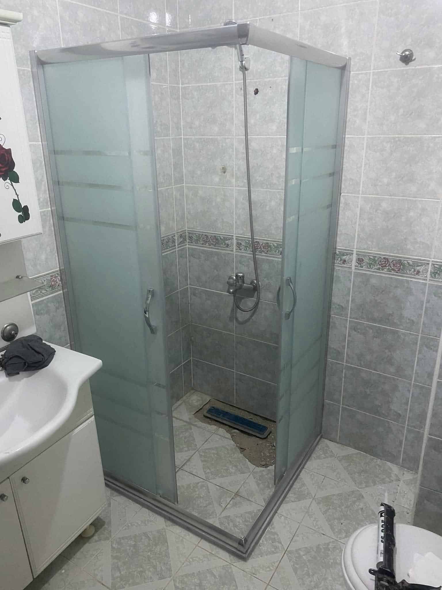 Ekonomik Su Tesisatı - buzlu camli kose dus kabini