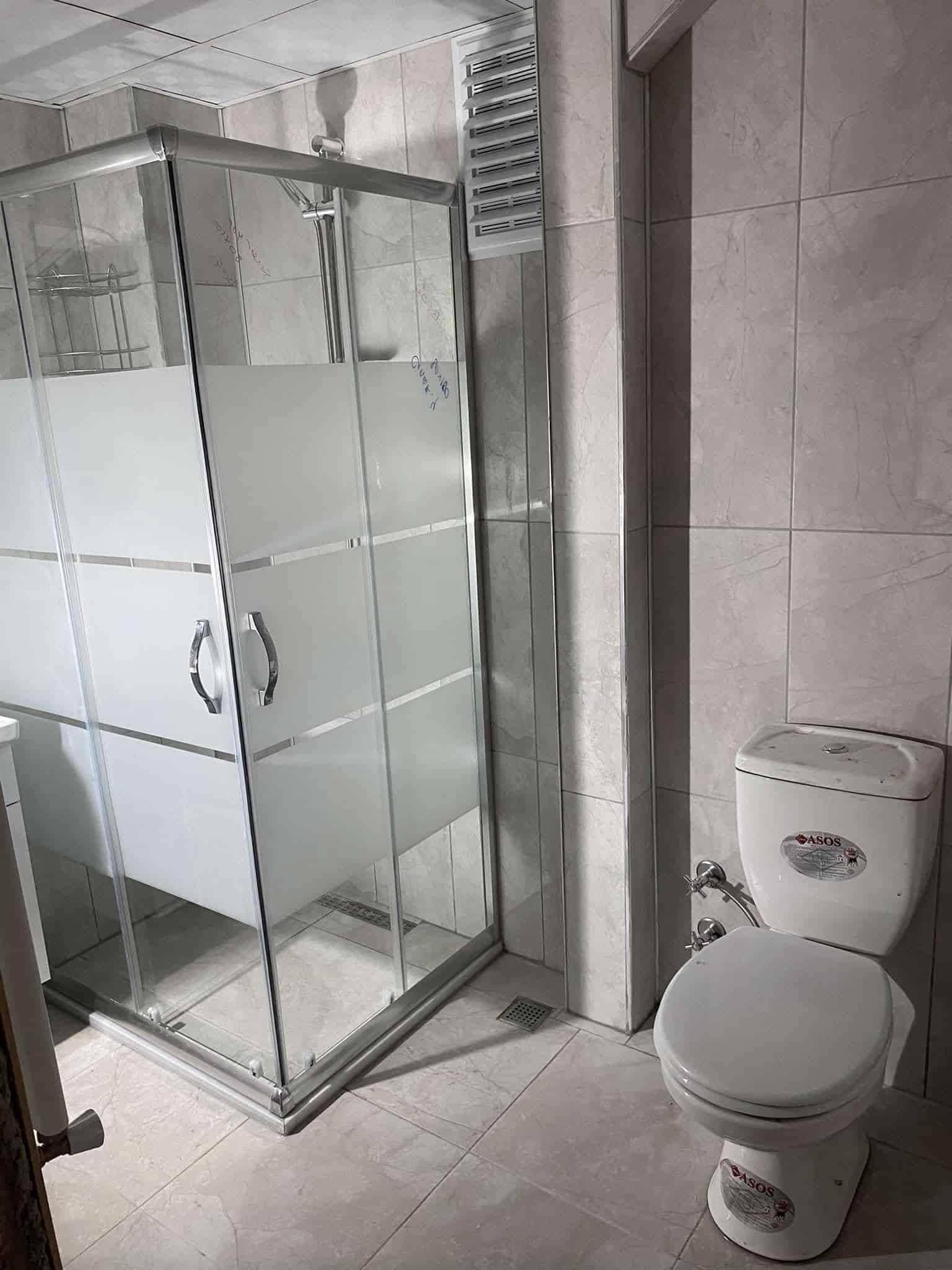 Ekonomik Su Tesisatı - cam dus kabini ve klozetli banyo