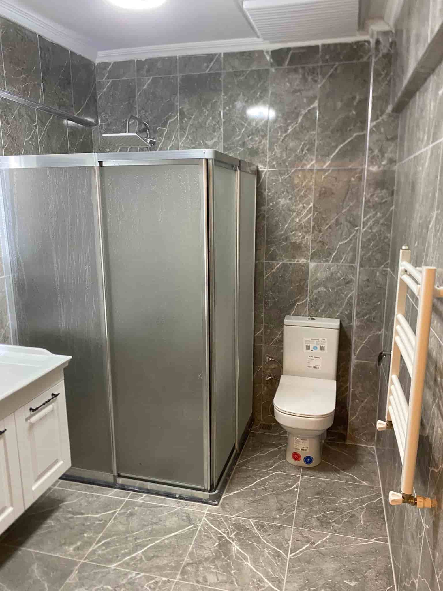 Ekonomik Su Tesisatı - cam dusakabinli modern banyo