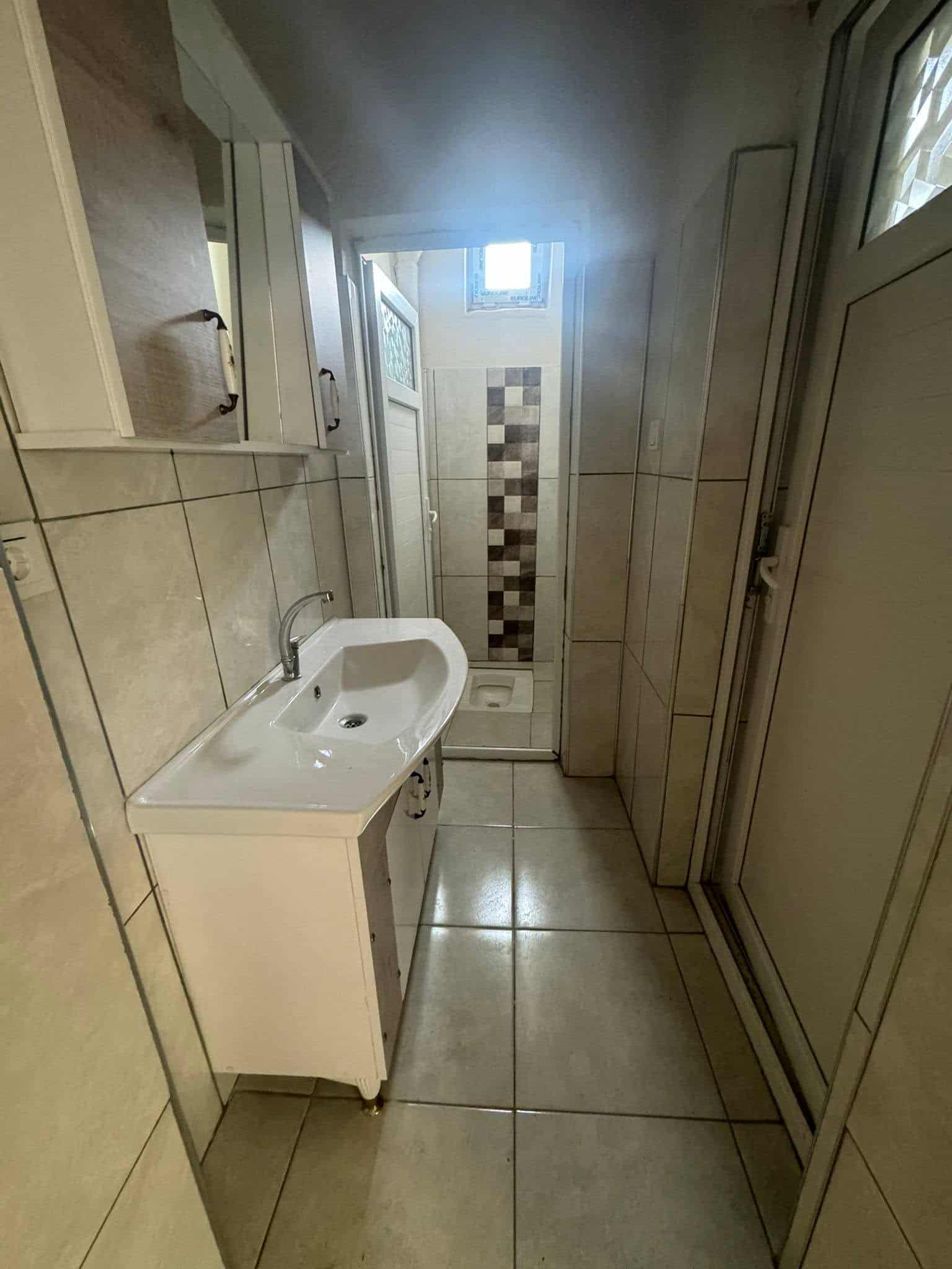 Dar banyoda klozet ve lavabo