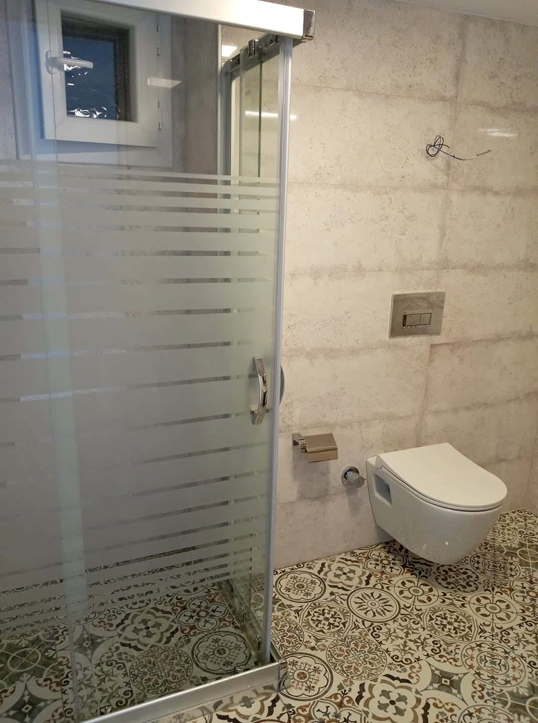 Duş alanı ve asma klozetli banyo