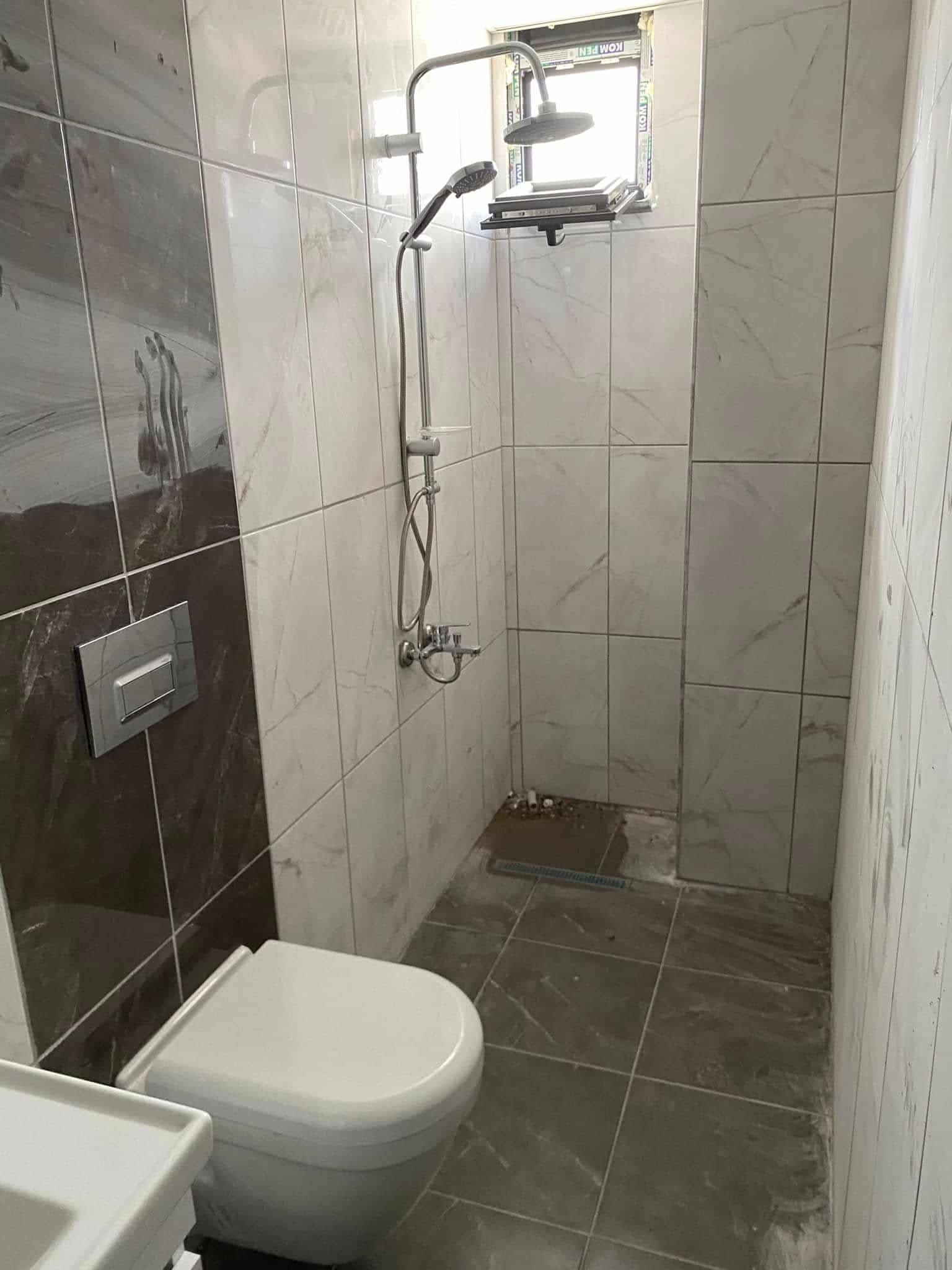 Ekonomik Su Tesisatı - dus alani ve klozetli banyo