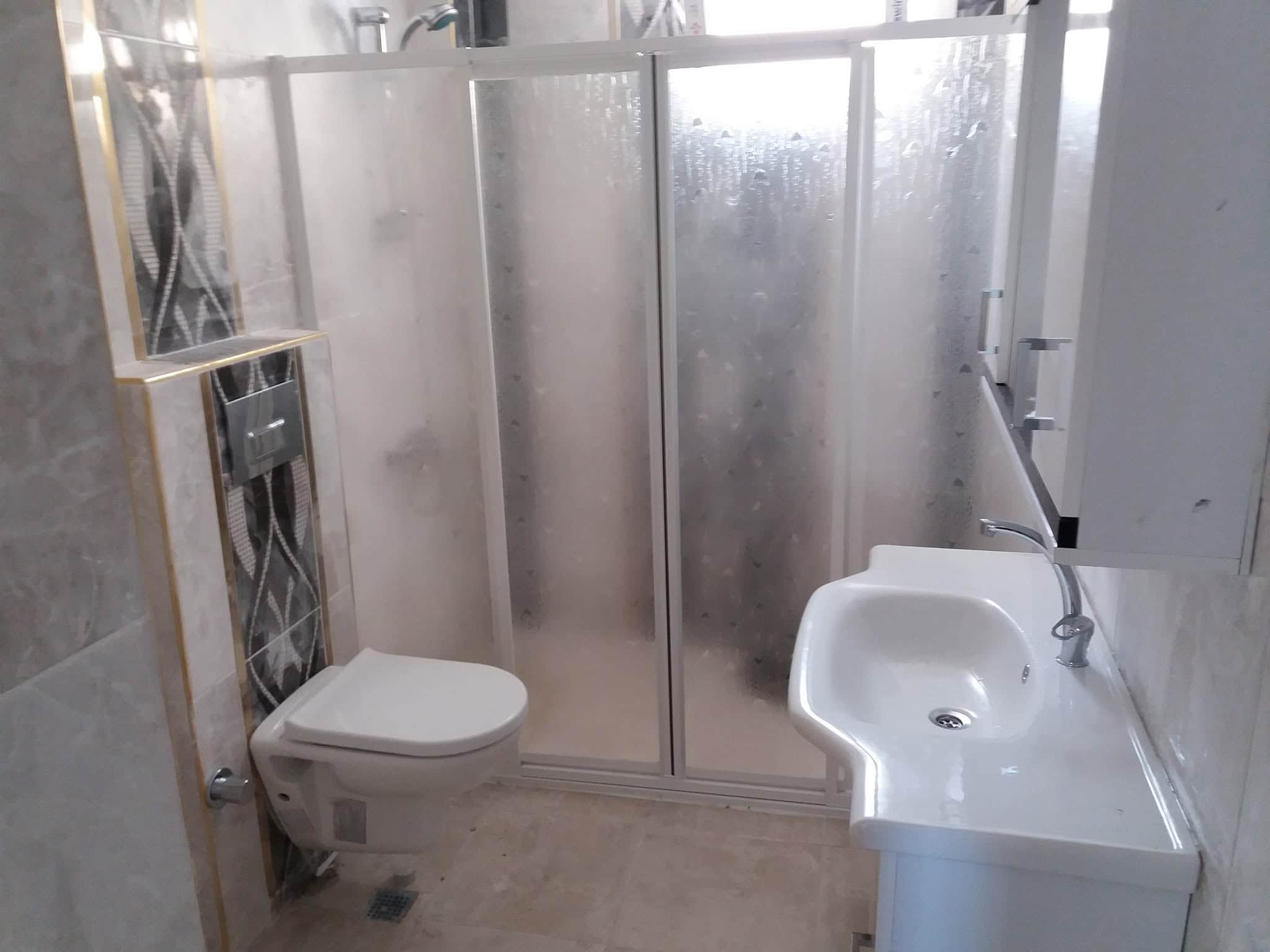 Duşakabin klozet ve bideli banyo