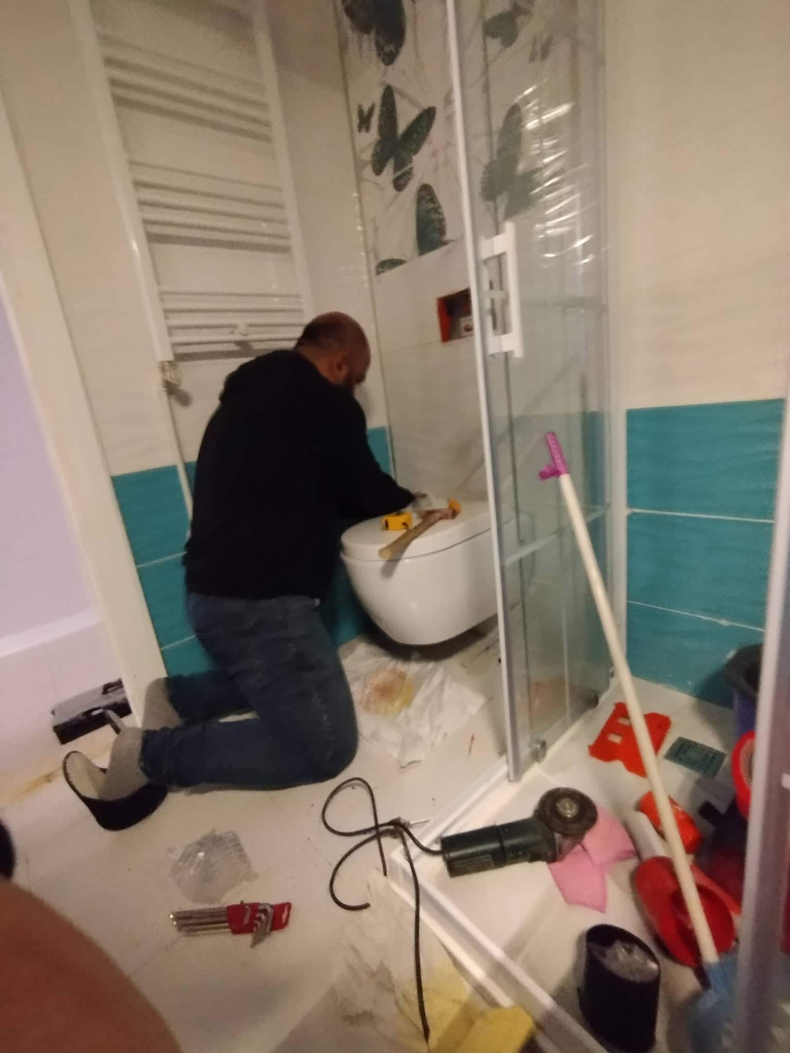 Duşakabin ve klozet bulunan banyo