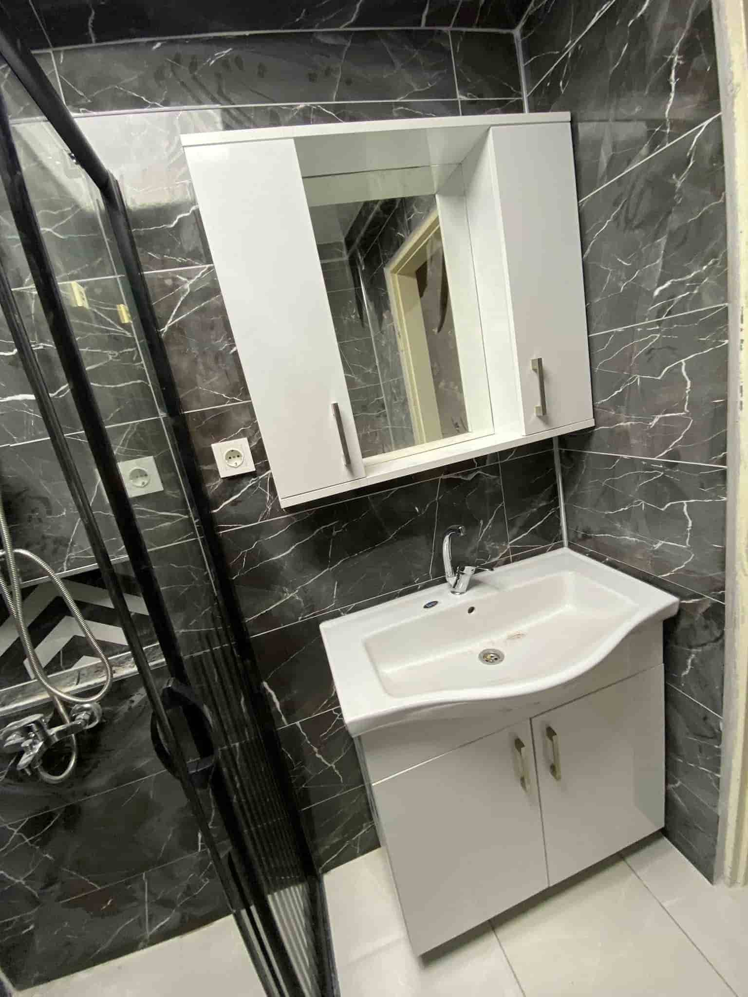 Duşakabin yanında banyo dolabı