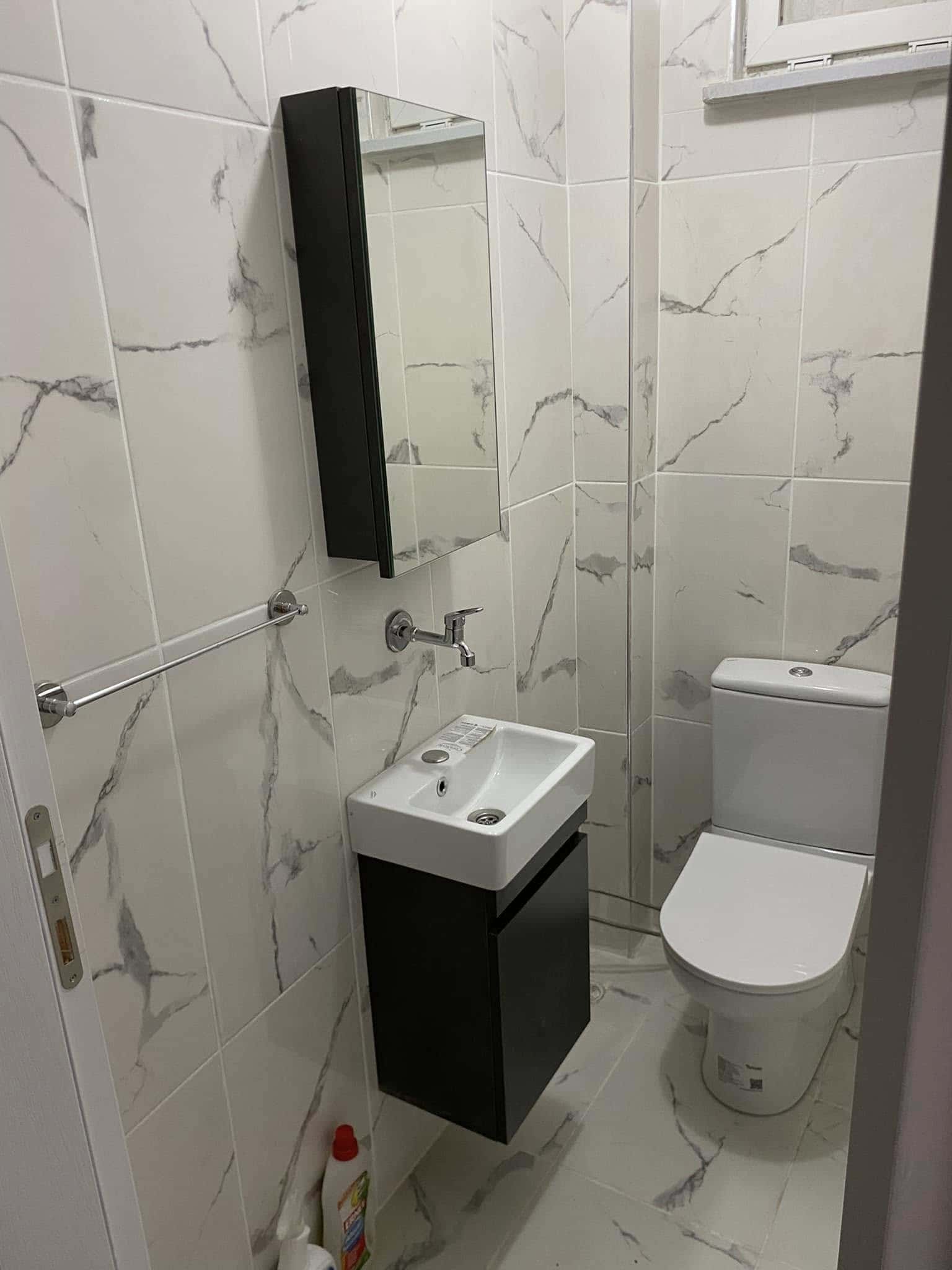 Duşakabinli küçük banyo