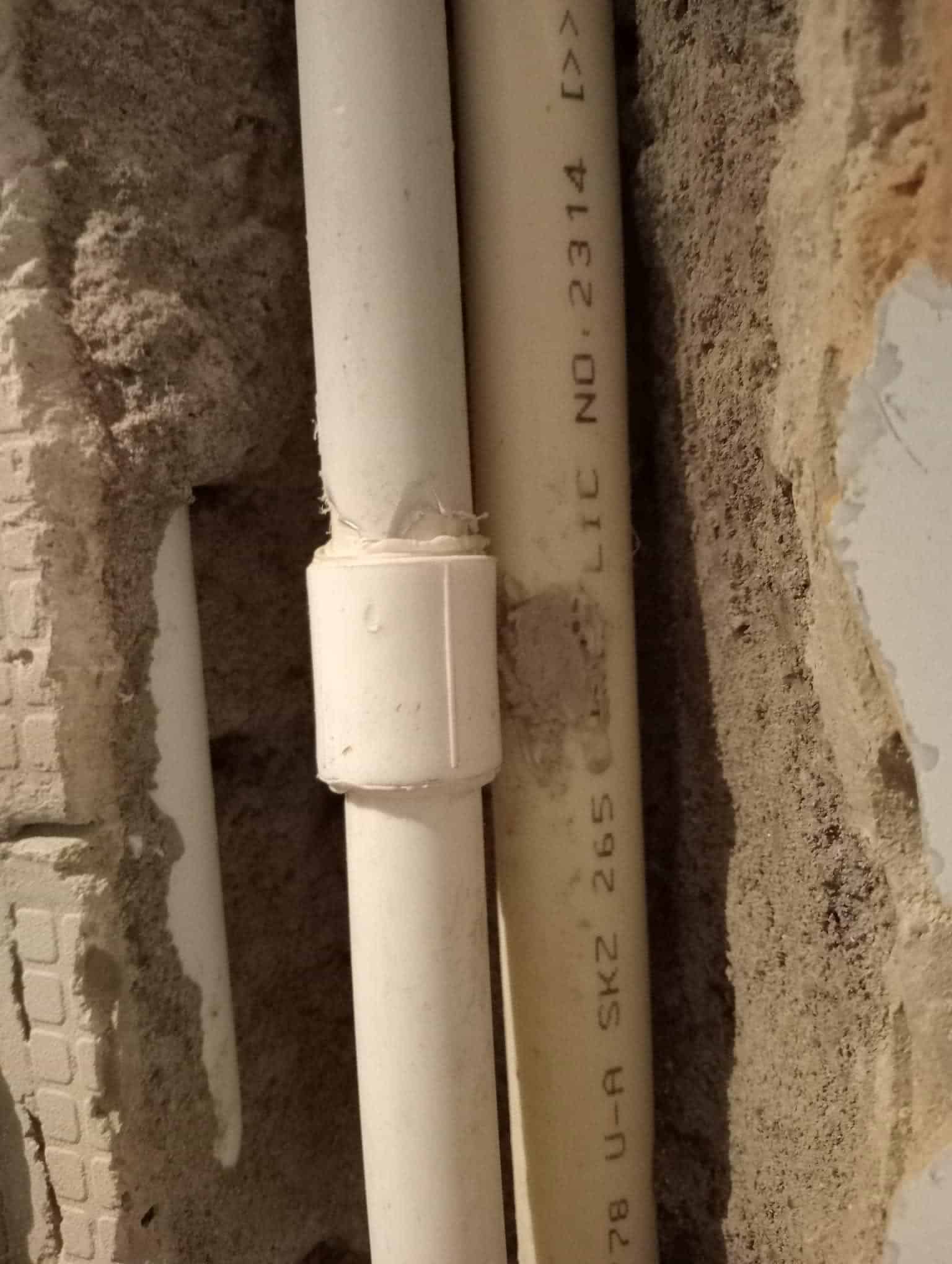Ekonomik Su Tesisatı - duvar icinde beyaz pvc boru baglantisi