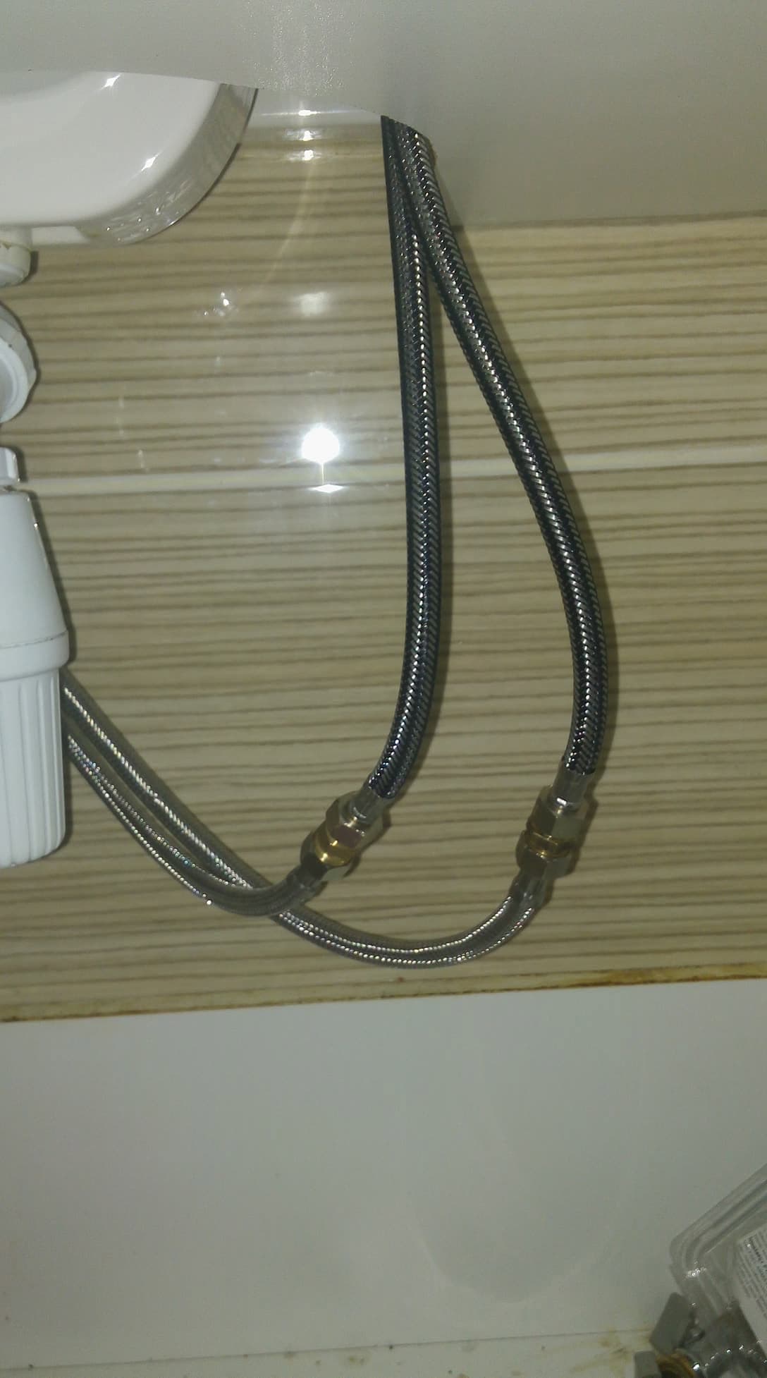 Esnek su hortumu ve duvar bağlantısı